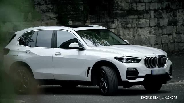 Телка трахается сразу с двумя - #1