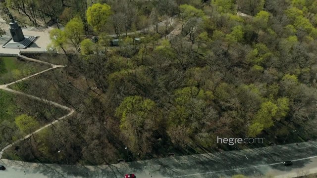 Стройняшка гуляет голышом - #8