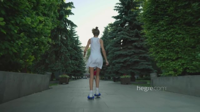 Стройняшка гуляет голышом - #9