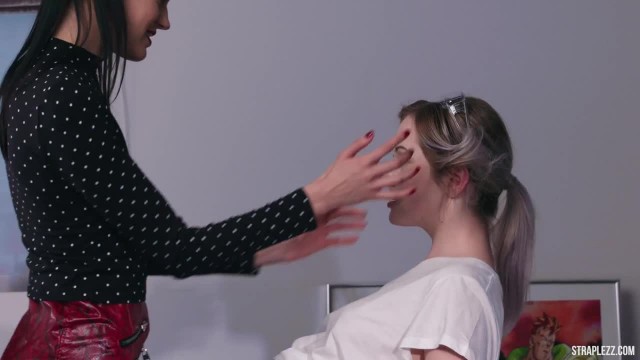 Страстная подруга со страпоном - #2